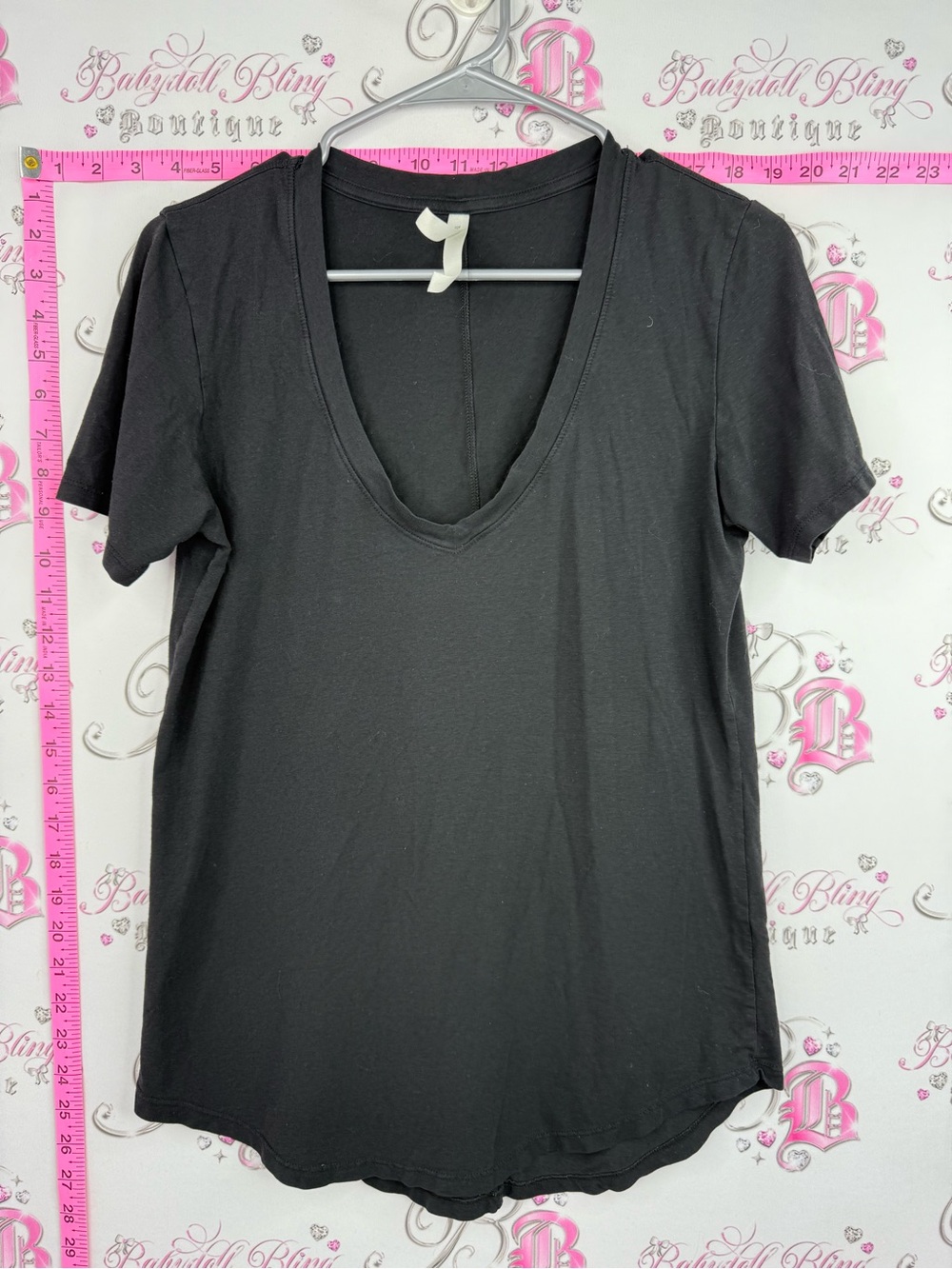 Babaton tshirt Black Short Sleeve V-Neck Tee
